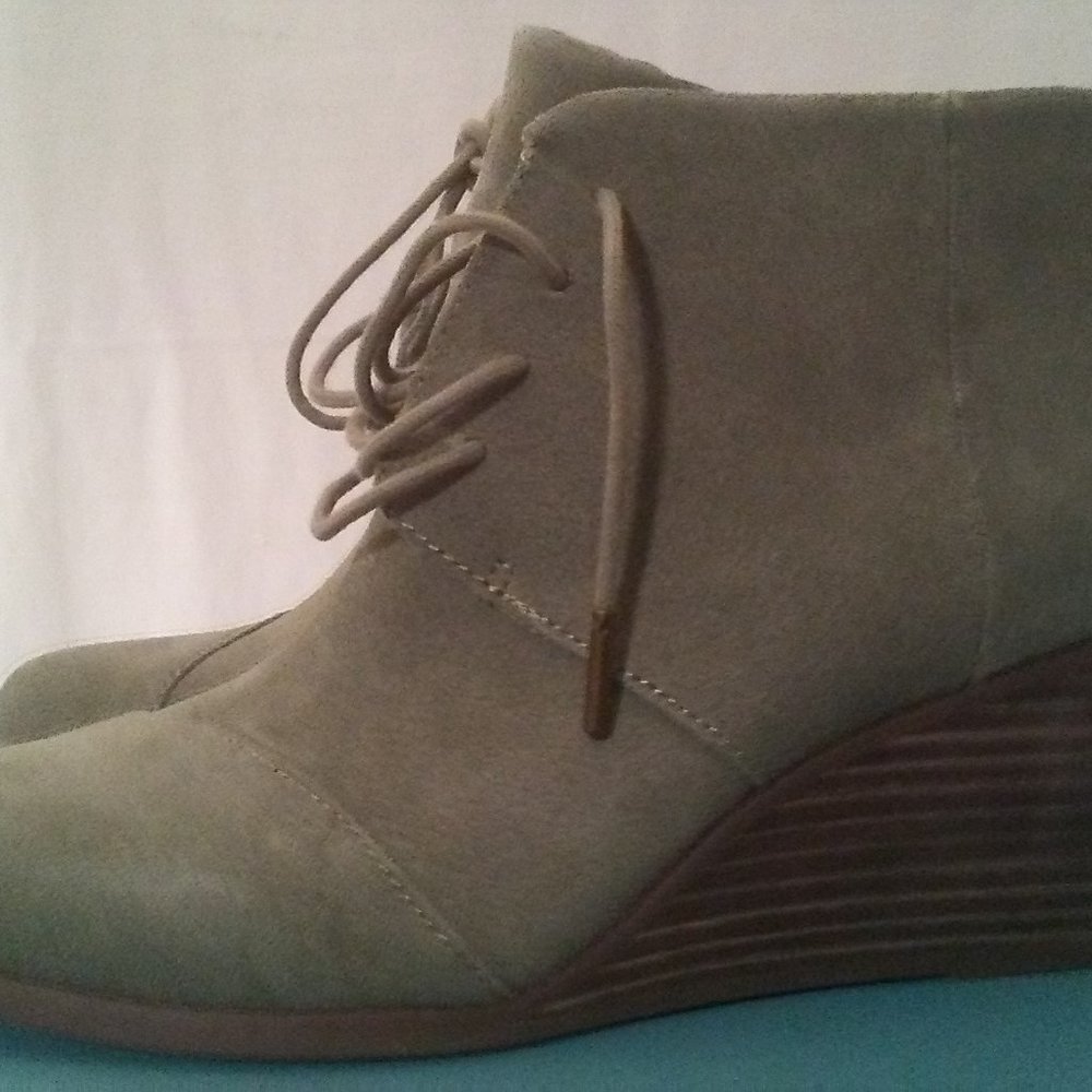 TOMS Vetiver Gray Hyde Suede Boots - Size 8.5 Women